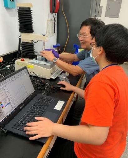 兩位工作人員在電腦及實驗設備前進行檢測