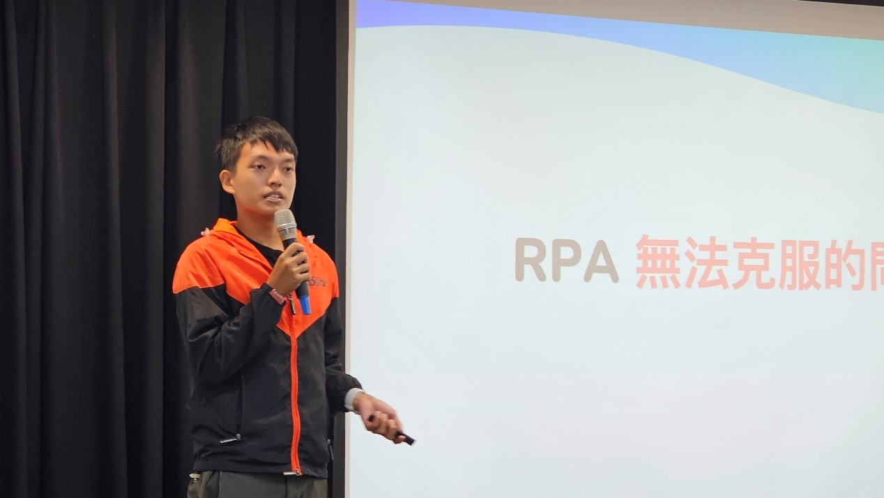 百林商智的創辦人上台報告